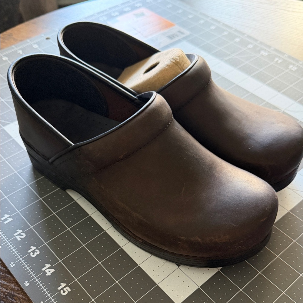 Dansko WIDE Professional brown oiled antique leather upper clogs size 42W